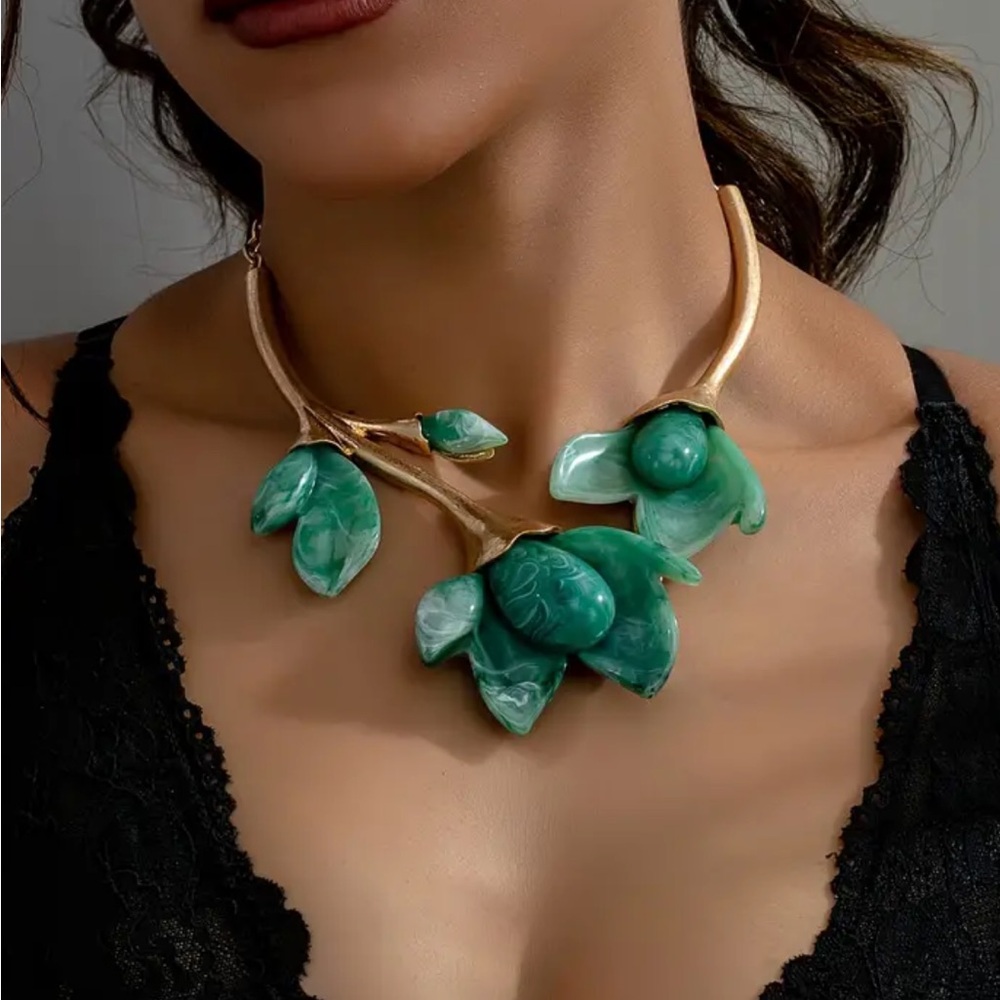 Fashion Jewelry Green and Gold Leaf Necklace